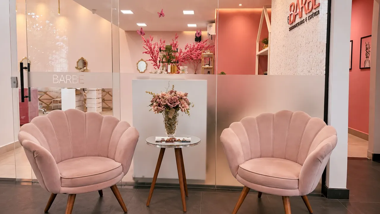 Área de espera com poltronas rosa da Clínica da Barbe