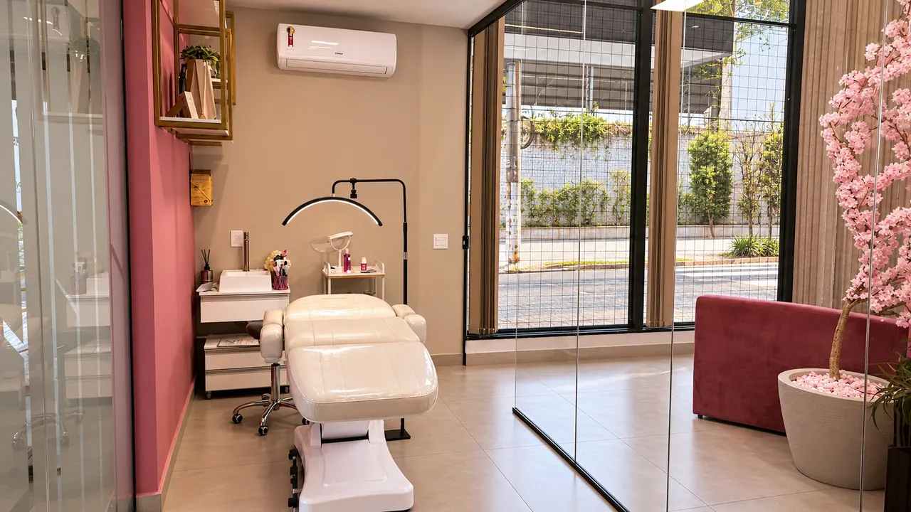 Sala de atendimento da Dani Barbe, com maca, luminária e janela ampla