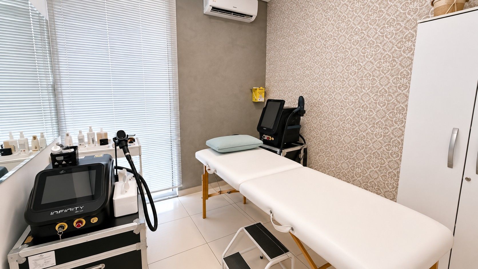 Sala de atendimento da Clínica da Barbe com maca e equipamento