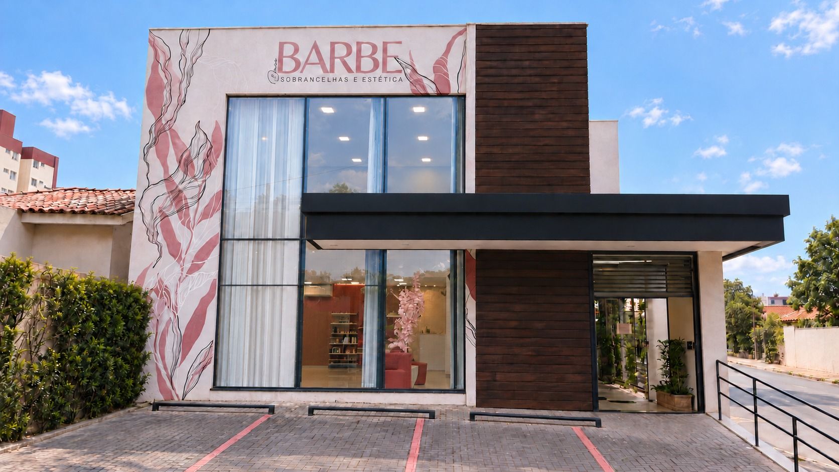 Fachada da Clínica da Barbe na Rua Treze de Maio, em Bauru, com vagas de estacionamento na frente