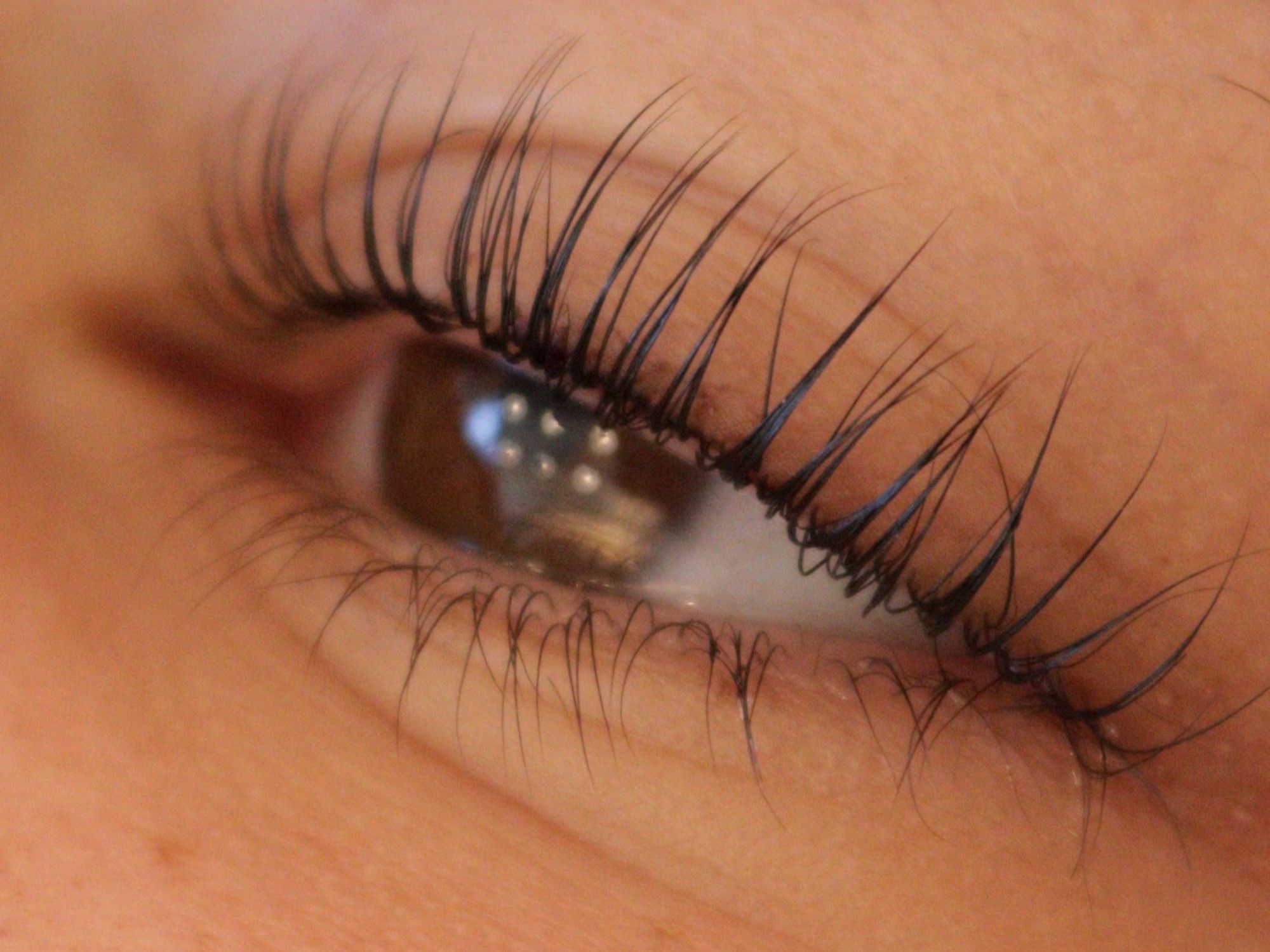 Cílios curvados com lash lifting feito na Clínica da Barbe